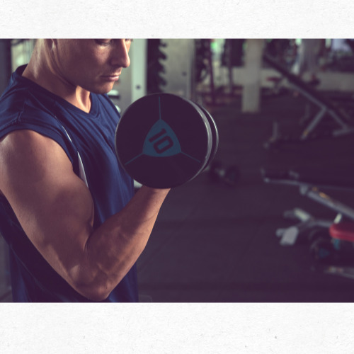 덤벨 운동하는 남성