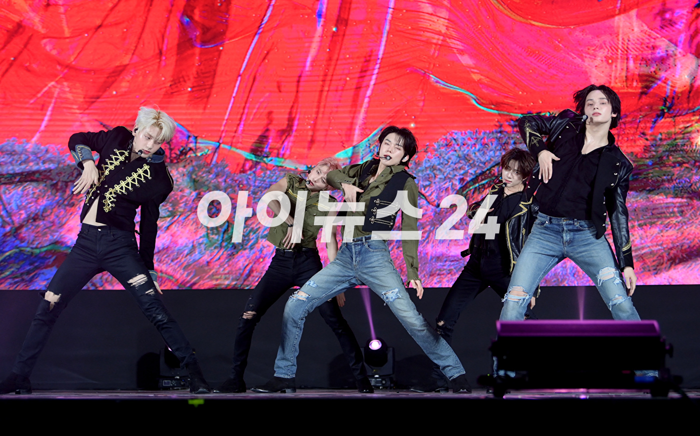 그룹 투모로우바이투게더가 26일 오후 서울 강남구 코엑스 오디토리움에서 열린 투모로우바이투게더(TOMORROW X TOGETHER, TXT) 미니 5집 '이름의 장: TEMPTATION' 발매 쇼케이스에서 타이틀곡 무대를 선보이고 있다. [사진=정소희 기자]