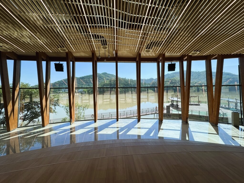 아중호수도서관 내부