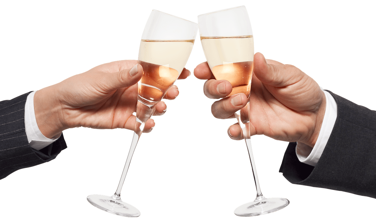 술잔을 함께 부딪치며 건배를 하고 있다