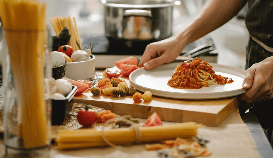 윗배가 나오는 이유가 되는 불규칙한 식사를 위해 스파게티로 식사 준비를 하고 있다