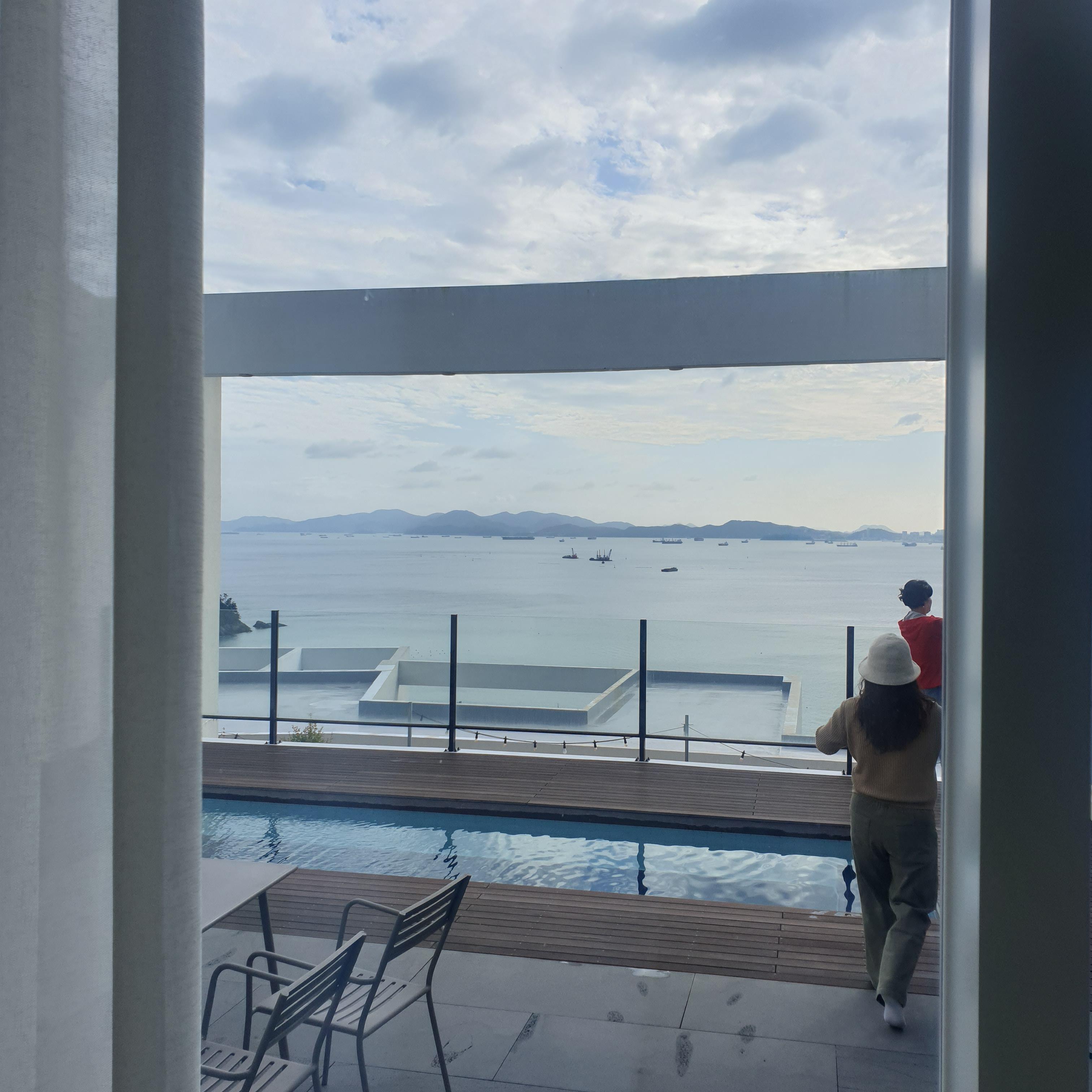 테라스에서 바라 본 바다