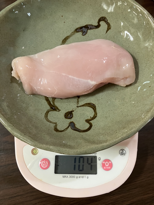 곰곰 냉장 닭가슴살 한 덩어리를 전자저울로 측정한 사진&amp;#44; 중량 104g