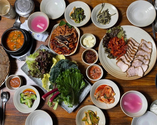 문화적 배경을 포함한 한국 지역별 가정식 구성