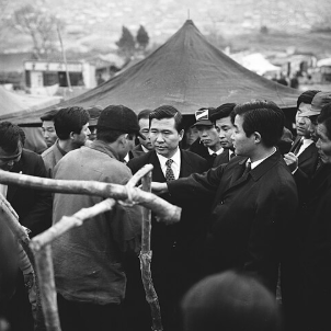 죽을뻔한 고비를 얼마나 넘겼는가 .. 항상 가족의 헌신과 사랑으로 그는 이겨냈다.