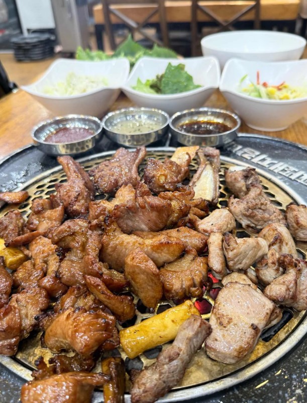 대표 메뉴인 숯불돼지갈비