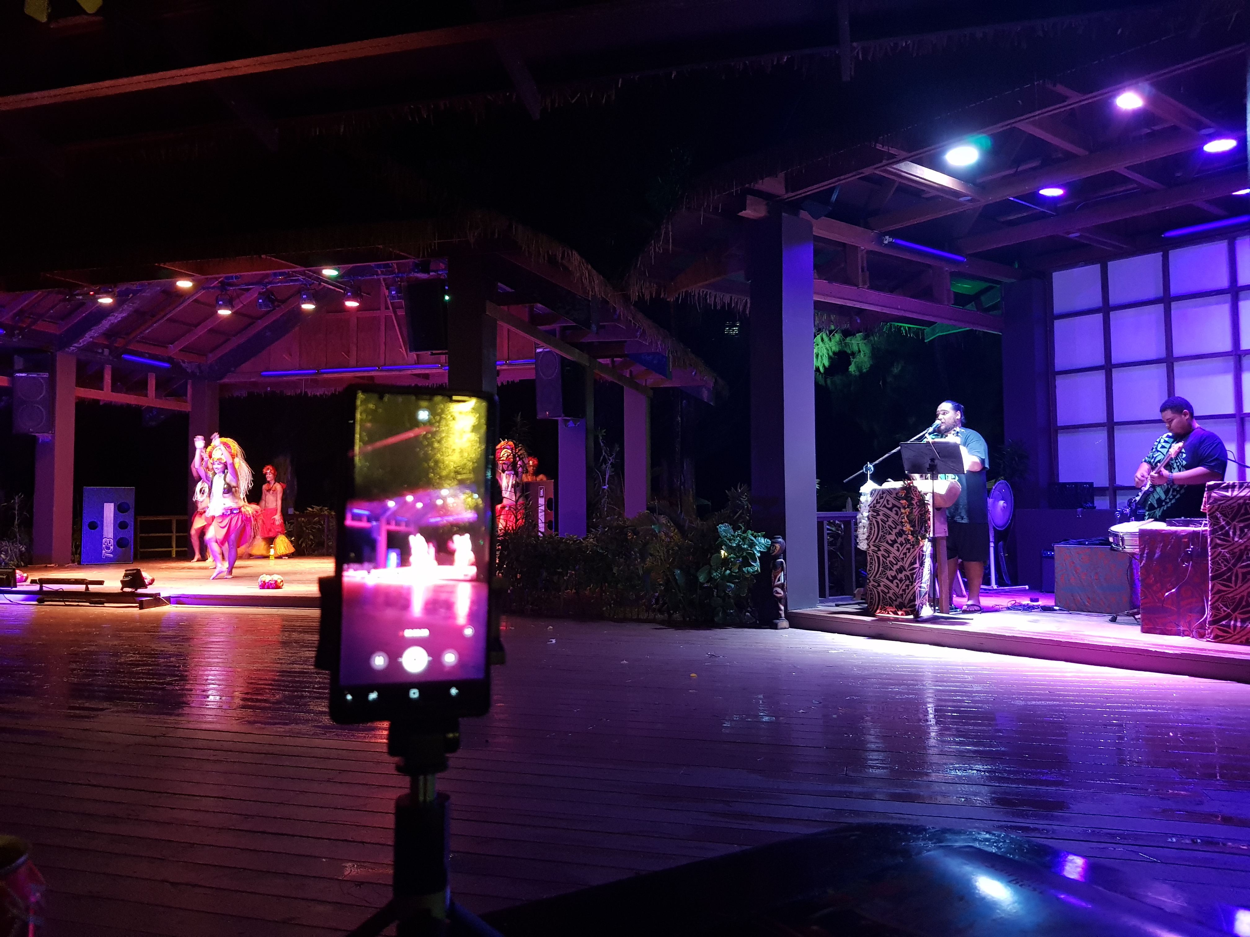 사이판의 디너쇼 화려한 공연 노래 잘하세요