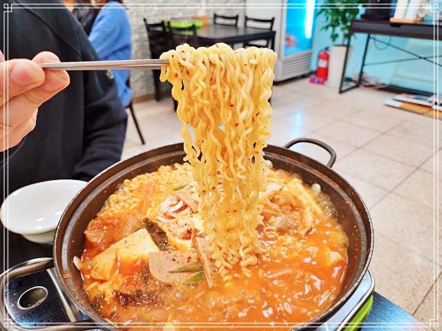 생방송투데이 시흥 배곧 단돈 3천원 돼지 고기 듬뿍 김치찌개 맛집