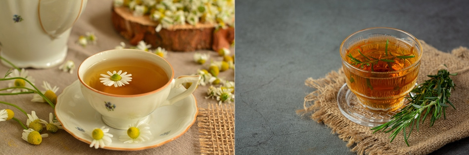 왼쪽 사진은 카모마일로 만든 카모마일차를 찻잔에 담아두고 주변에 카모마일을 두고 찍은 사진이고&#44; 오른쪽 사진은 로즈마리차를 찻잔에 담아두고 옆에 로즈마리 잎을 두고 찍은 사진