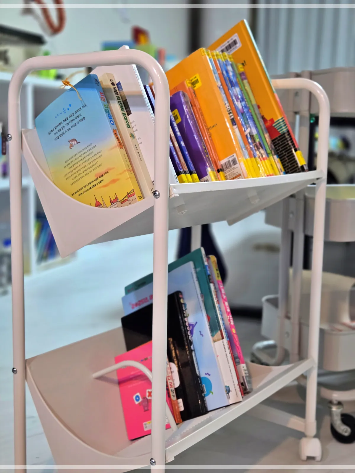 드리밍북카트에-책을-꽂은-책꽂이-옆모습