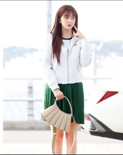 안유진 공항패션 논란