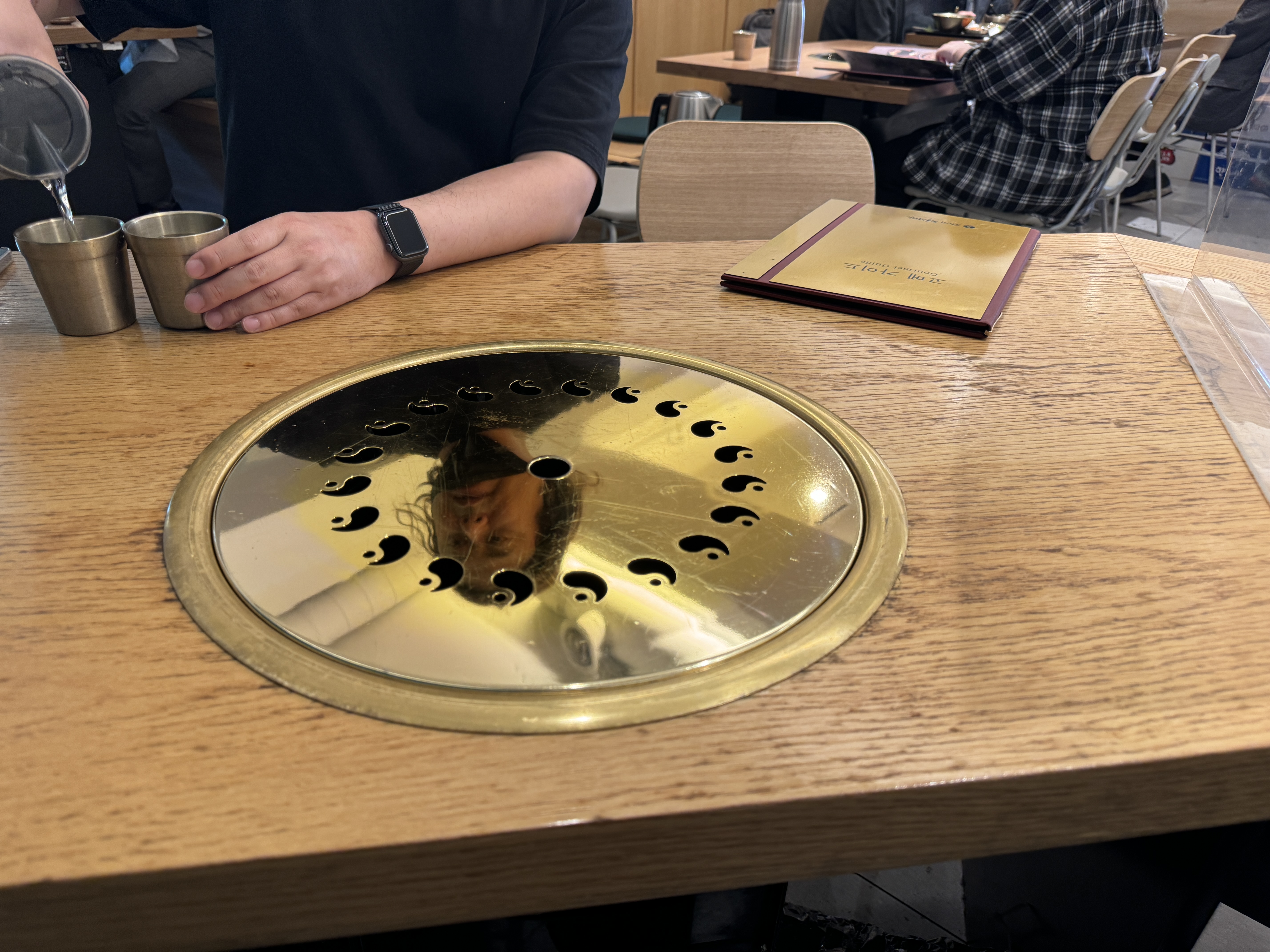 교메정식탕 인테리어 - 테이블