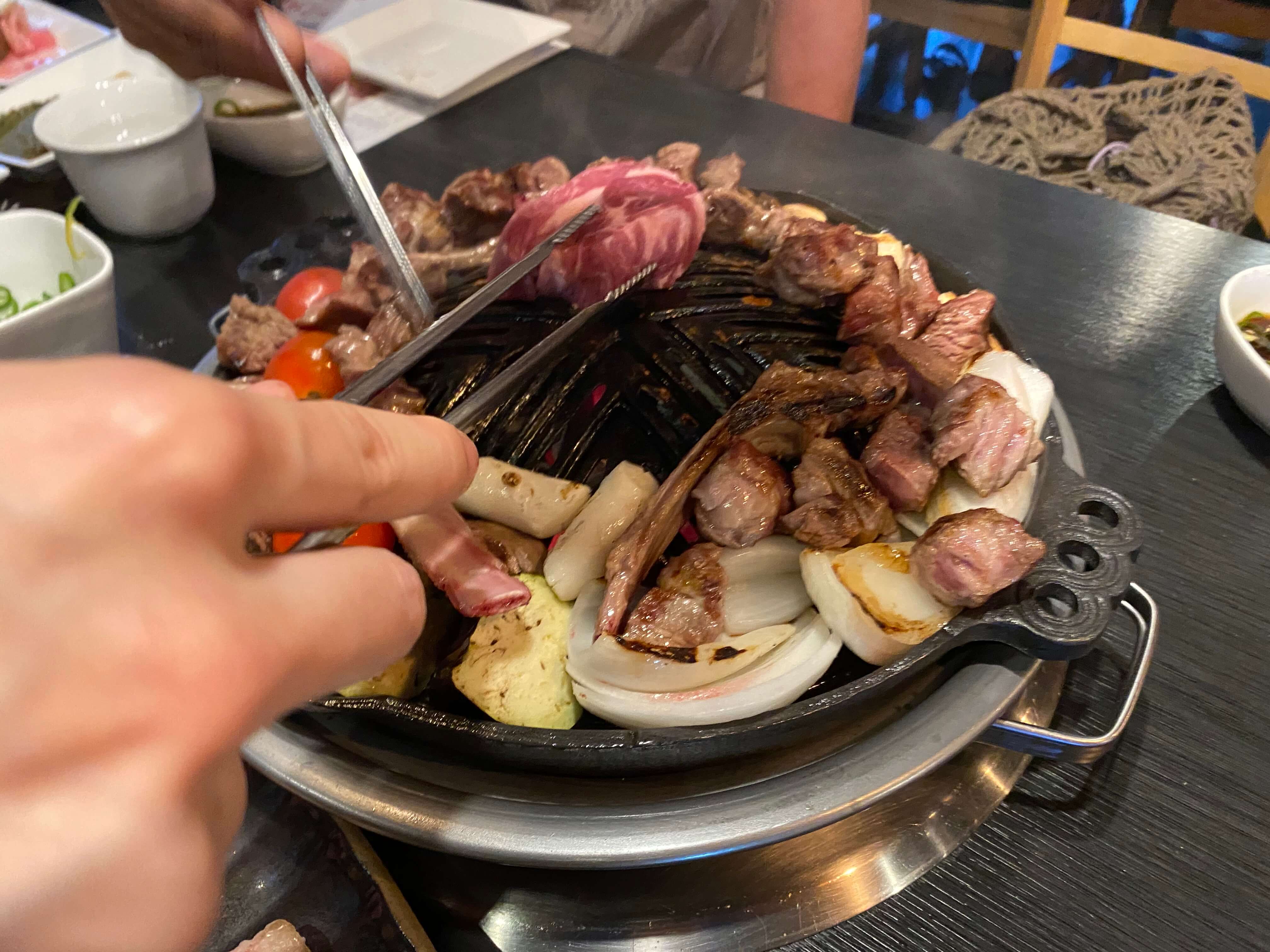 직원이 고기를 직접 구워주고 있다.