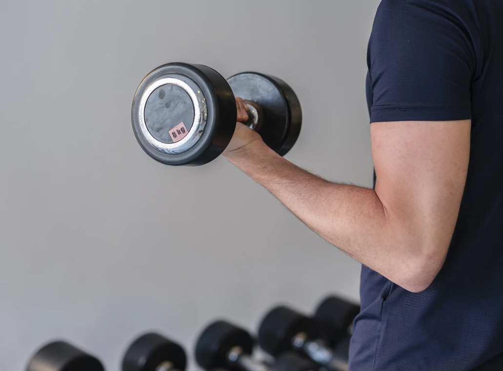 팔 운동을 하고 있는 남성