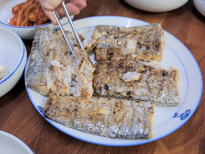 젓가락으로_바르는_갈치구이