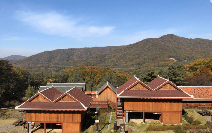 통나무집-산-하늘