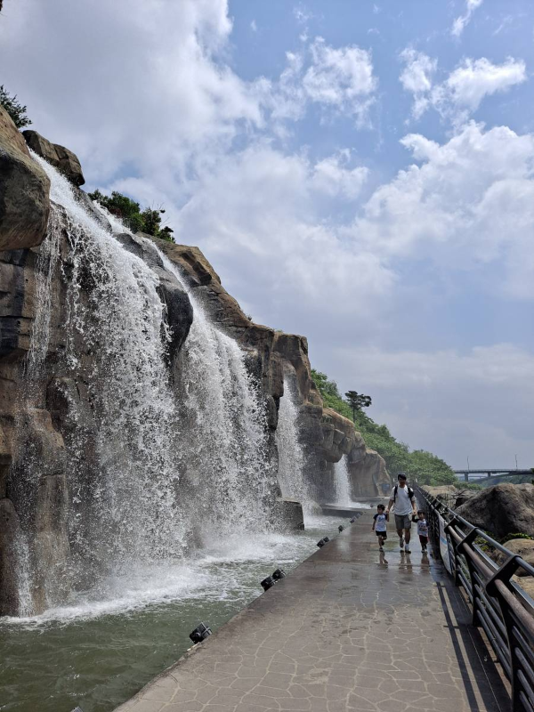 폭포 앞 가족들