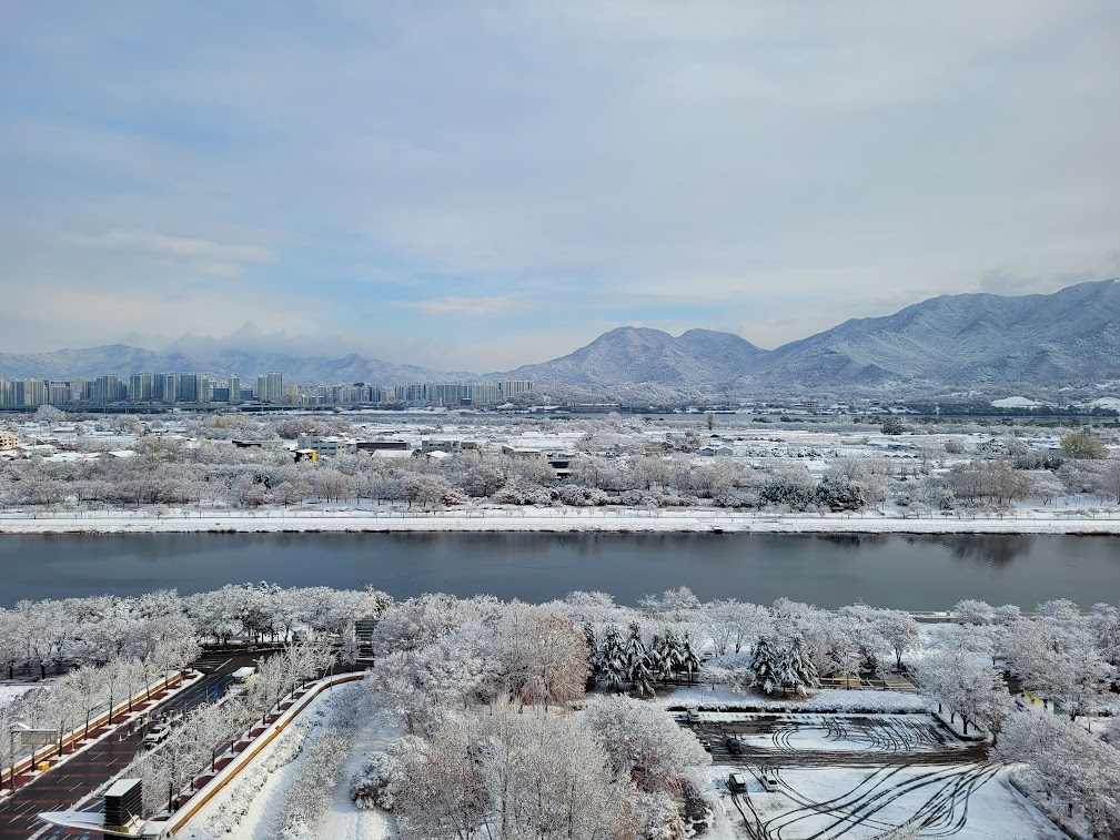 눈이 내린 공원 풍경