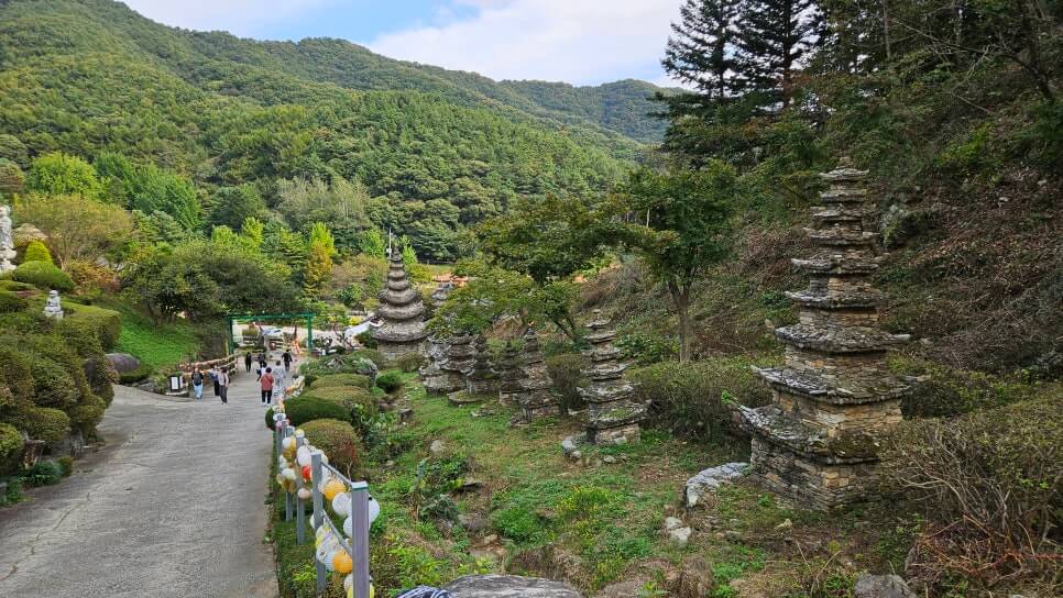 용인 와우정사 : 세계 불교 문화가 공존하는 이색 사찰 공간 거대 불두와 와불이 전하는 평온