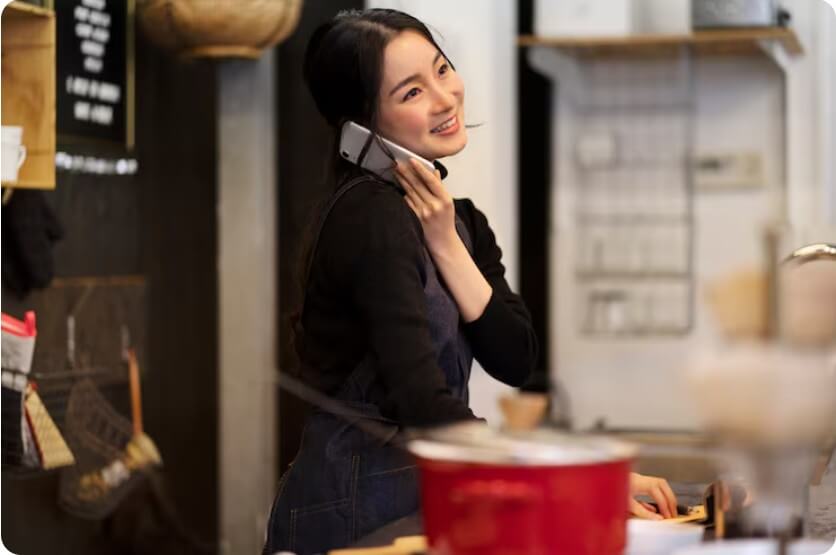 전화를 받고 있는 소상공인 사장님