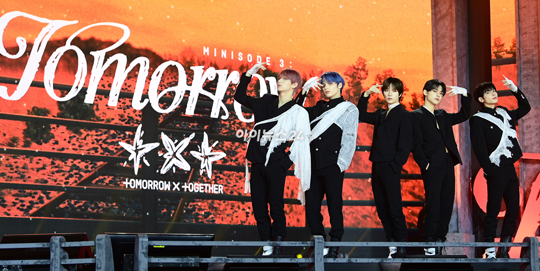 그룹 투모로우바이투게더(TXT)가 1일 오후 여섯 번째 미니앨범 &#39;미니소드 3 : 투모로우(minisode 3: TOMORROW)&#39; 발매 기념 쇼케이스에 참석하고 있다. [사진=정소희 기자]