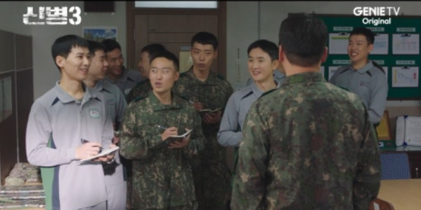 신병3 1화 포상휴가를 안내받고 있는 군인들