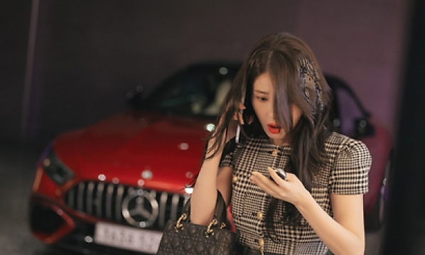 대군부인&rsquo; 아이유, 달걀 테러당했다