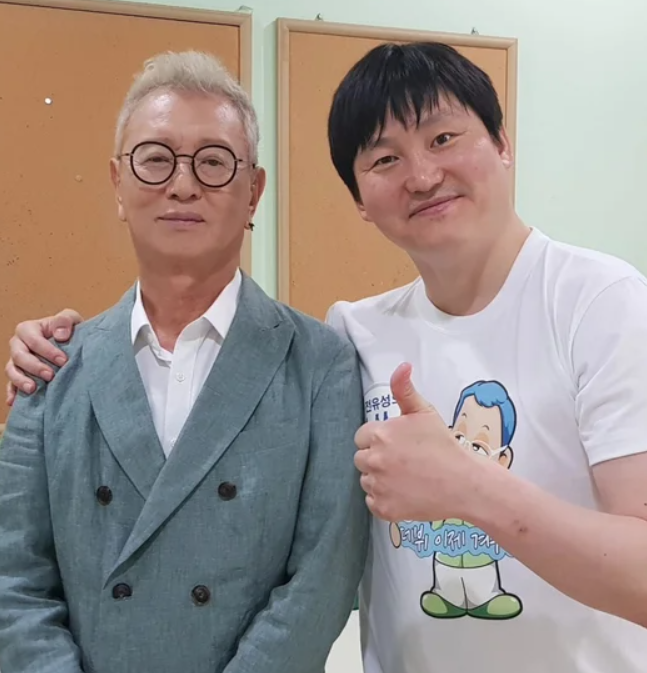 코미디의 거장 전유성 후배들과 함께 웃음을 나누는 전유성