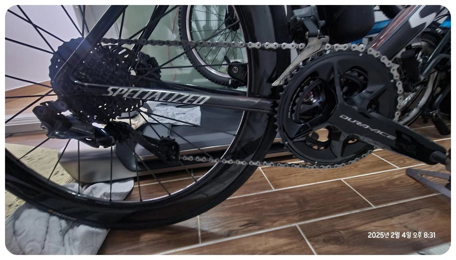 드레일러 텐션을 확인하며 체인 커팅 길이를 조정하는 모습