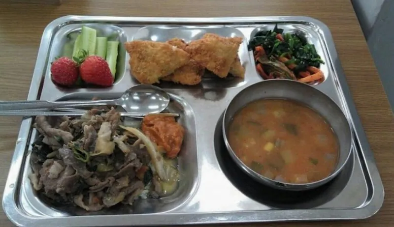 노숙자 급식 밥 반찬