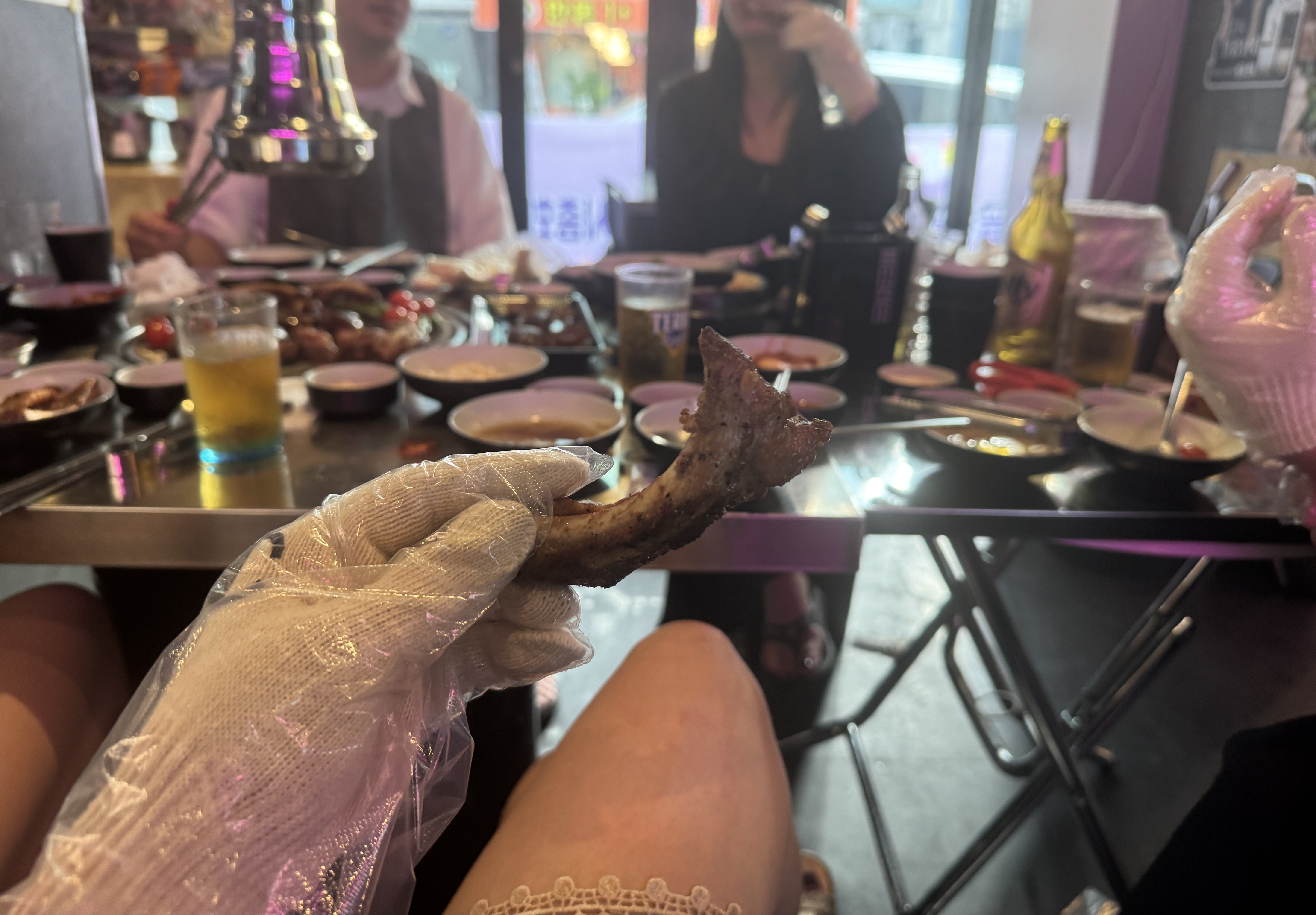 강남 쪽갈비 논현점에서 손에 장갑을 끼고 뼈째 들고 먹는 쪽갈비