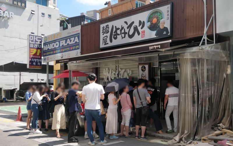 멘야하나비 오픈전부터 줄서있는 모습