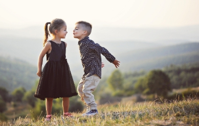 남자어린이-여자어린이-노는-사진