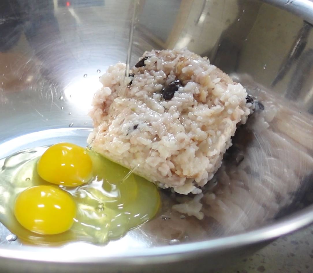 밥 1그릇에 계란 2개 톡톡 