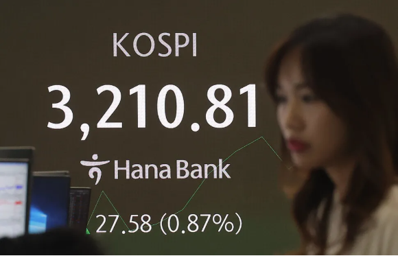 코스피가 장중 3200을 돌파한 지난 11일 오전 서울 중구 하나은행 본점 딜링룸에서 딜러들이 업무를 보고 있다.