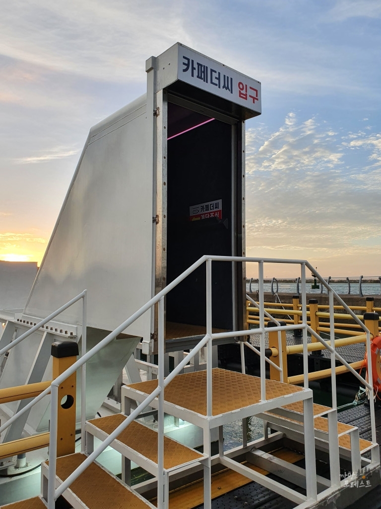 카페더씨 잠수함 입구