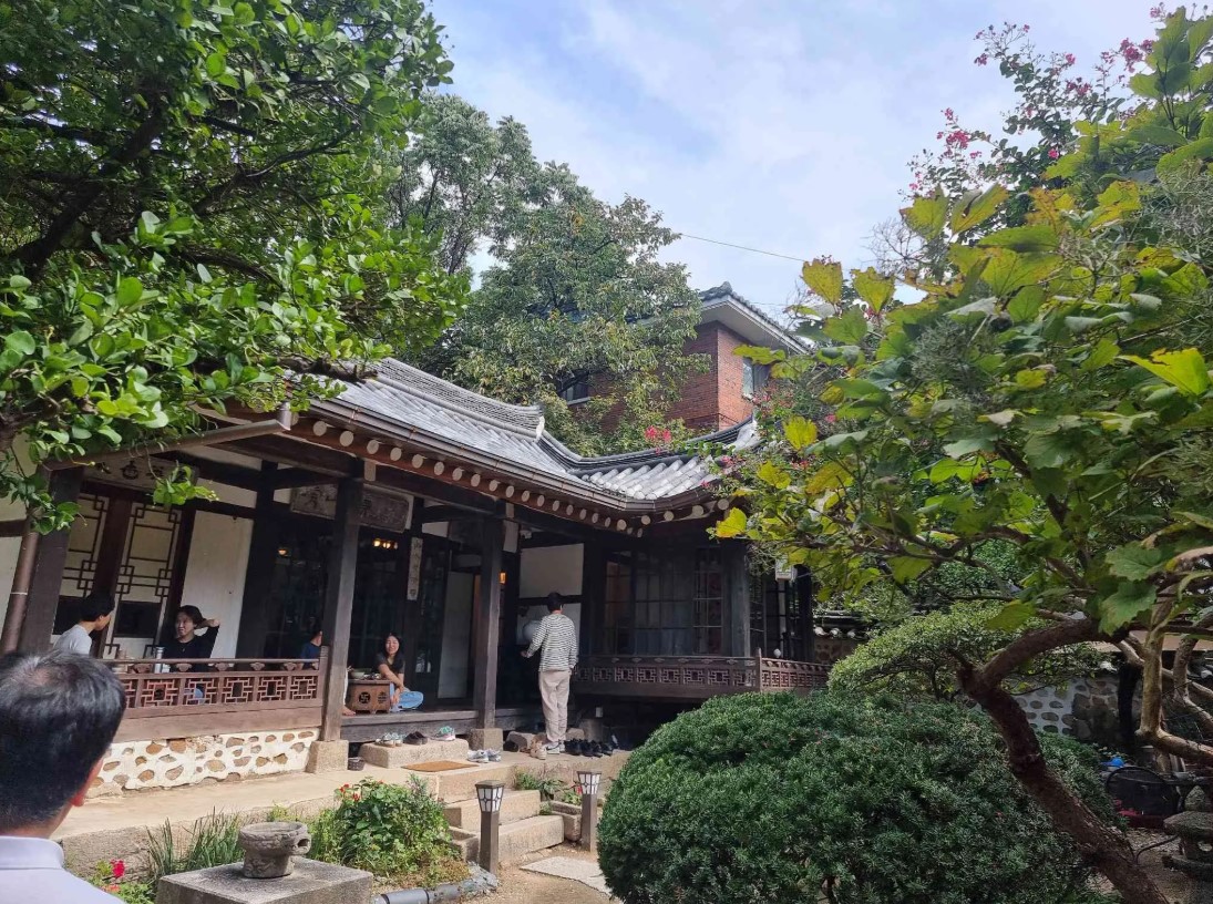 수연산방에서 여유로움을 느끼는 사람들