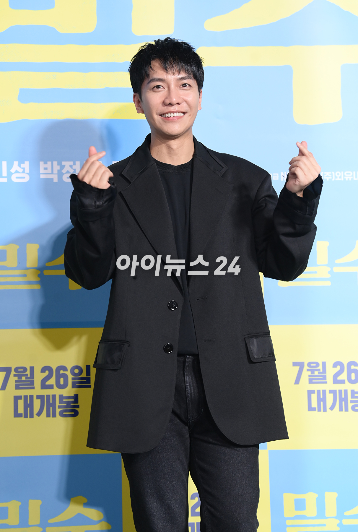 가수 겸 배우 이승기가 20일 오후 서울 강남구 삼성동 메가박스 코엑스에서 열린 영화 &#39;밀수&#39;(감독 류승완) VIP 시사회에 참석하고 있다. [사진=정소희 기자]
