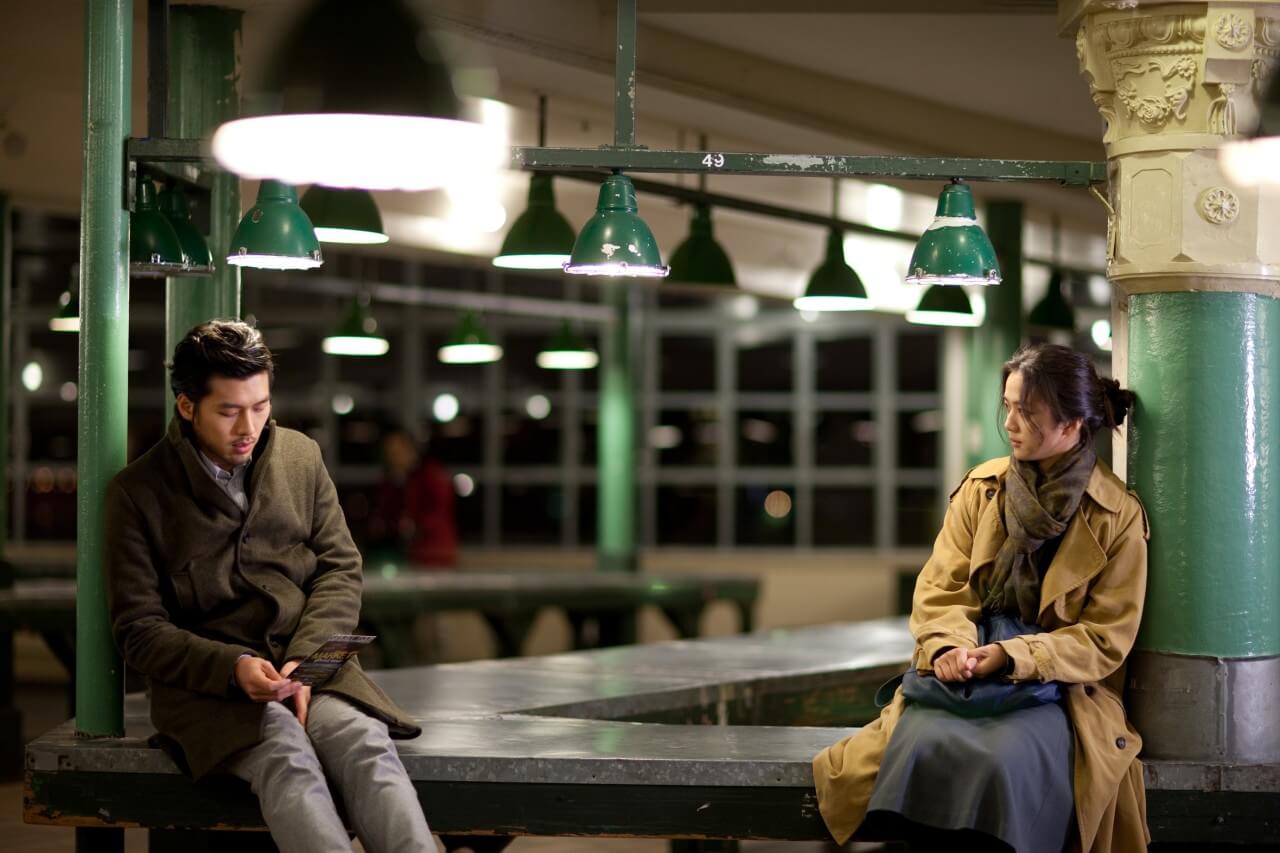 하루 종일 데이트를 하며 앉아서 자신의 진짜 이야기를 꺼내는 애나와 훈