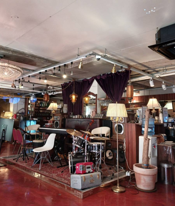 경양식당 밴드 공연 무대