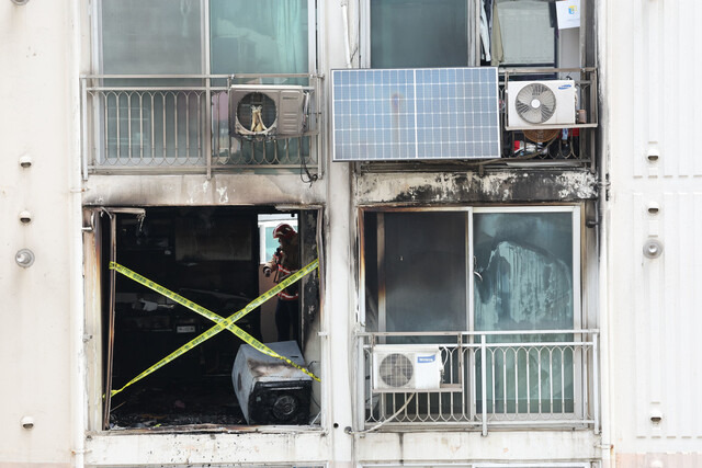 21일 오전 방화로 불이난 서울 관악구 봉천동 한 아파트에서 화재조사 작업이 진행되고 있다. 김태형 기자 xogud555@hani.co.kr