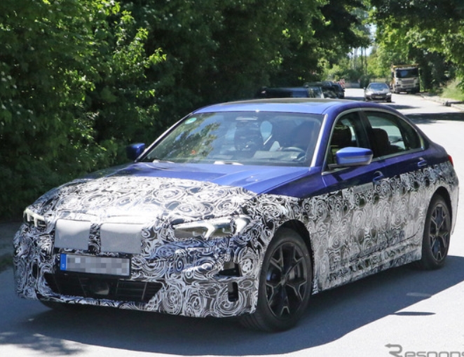 bmw iX3(우) 와 비슷한 그릴을 장착했다&nbsp;