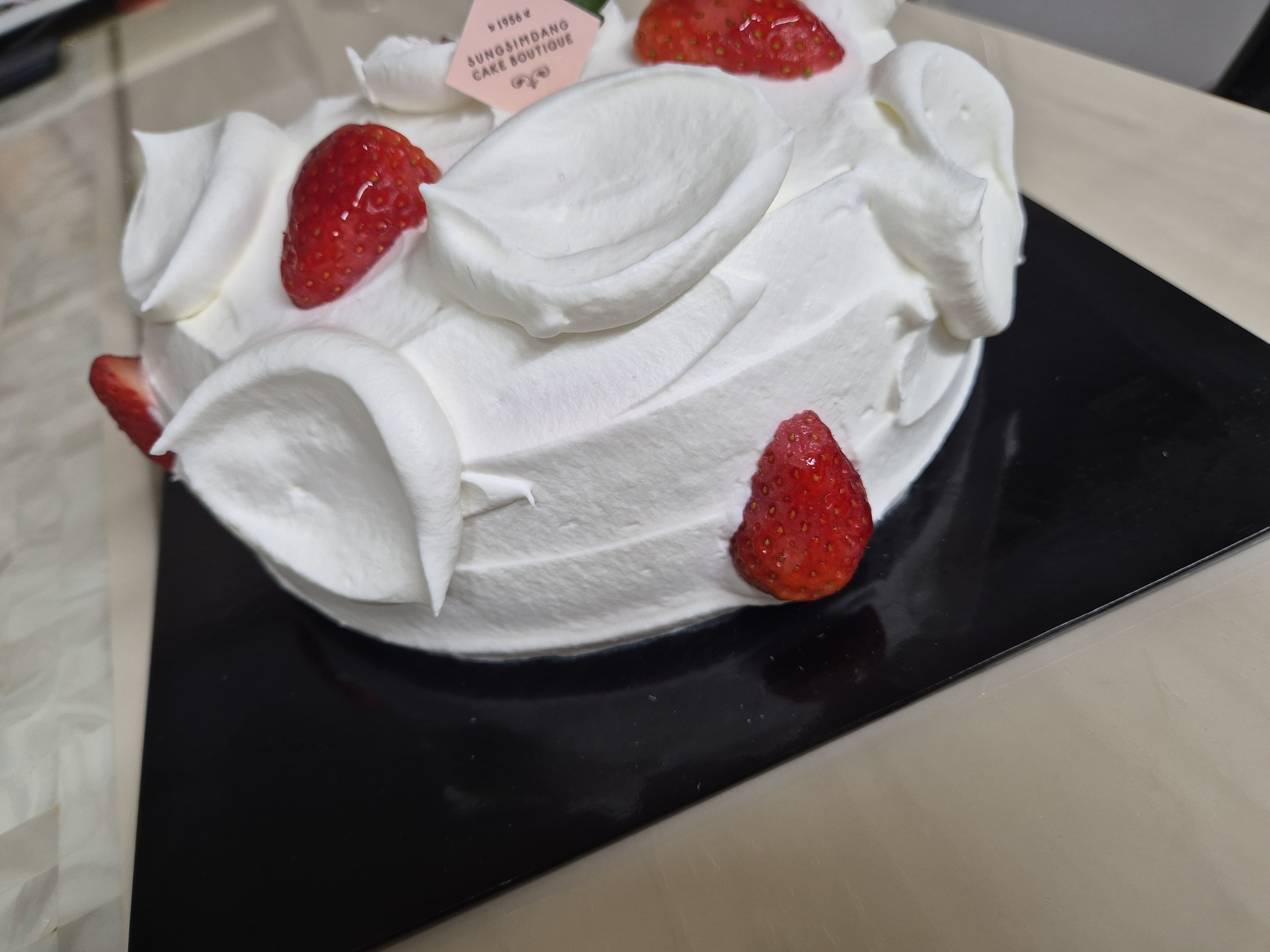 성심당 딸기모짜르트 2호 겉만 보면, 완전히 생크림 케익 느낌이다