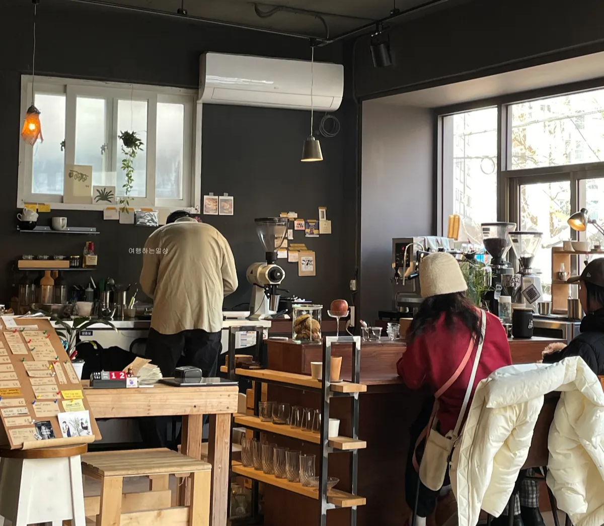 성북구-보문-카페-아늑하고-독서-작업하기-좋은-공간-카페-시소(see-saw)