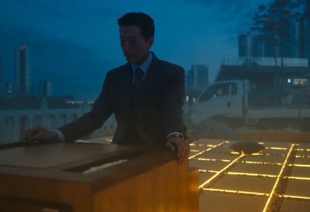 더-글로리-하도영-바둑공원-책상에-앉아-혼자-바둑판을-바라본다