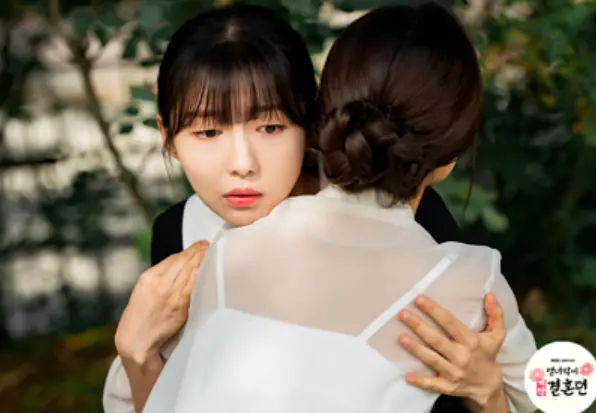 현재시대 야외 정원 메이드 복을 입고 걱정스러운 눈으로 흰 소복을 입은 연우를 안아주는 사월