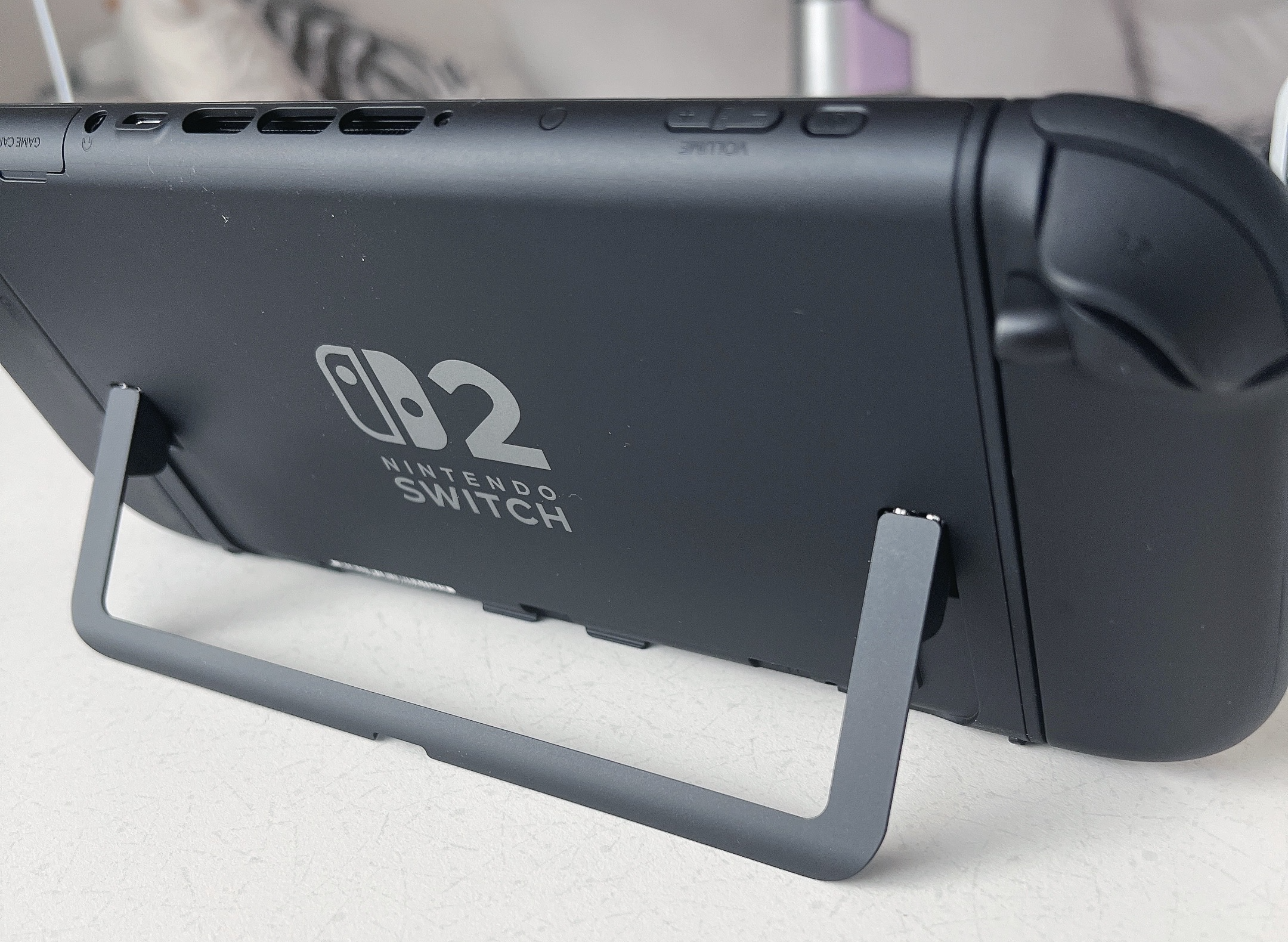 킥스탠드를 활용해 세워진 스위치 2