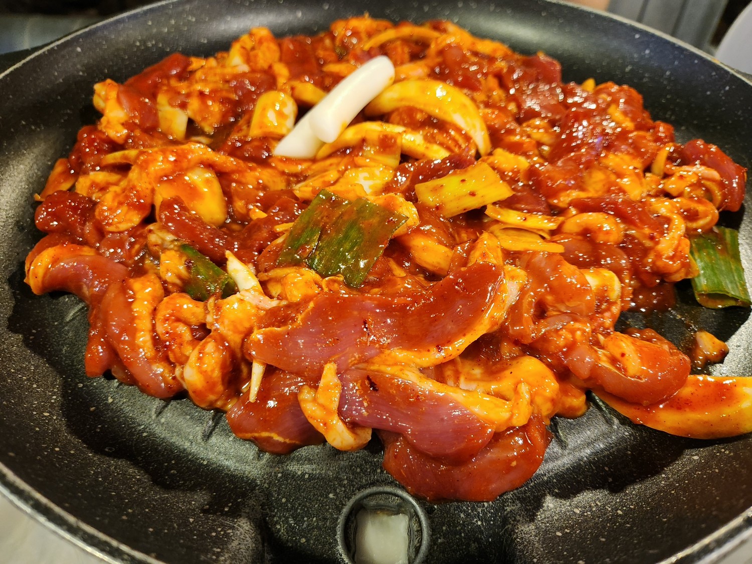 동굴집의 조리가 되지 않은 오리 고기의 근접 촬영