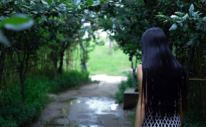 숲길을-걸어가고-있는-여성의-모습