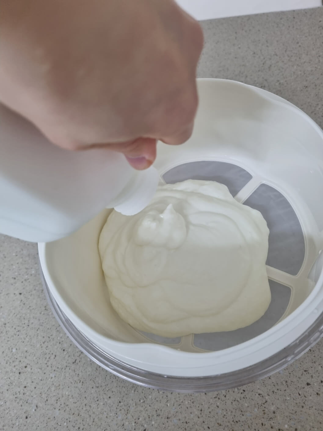 플레인요거트를-거름망에-부어주기